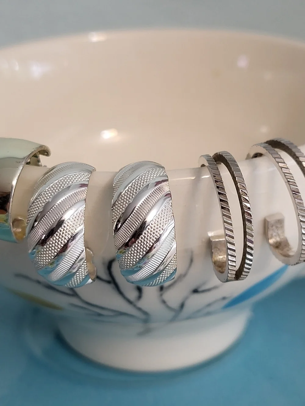 4pr Napier Clip On Earrings - Picture 4 of 5